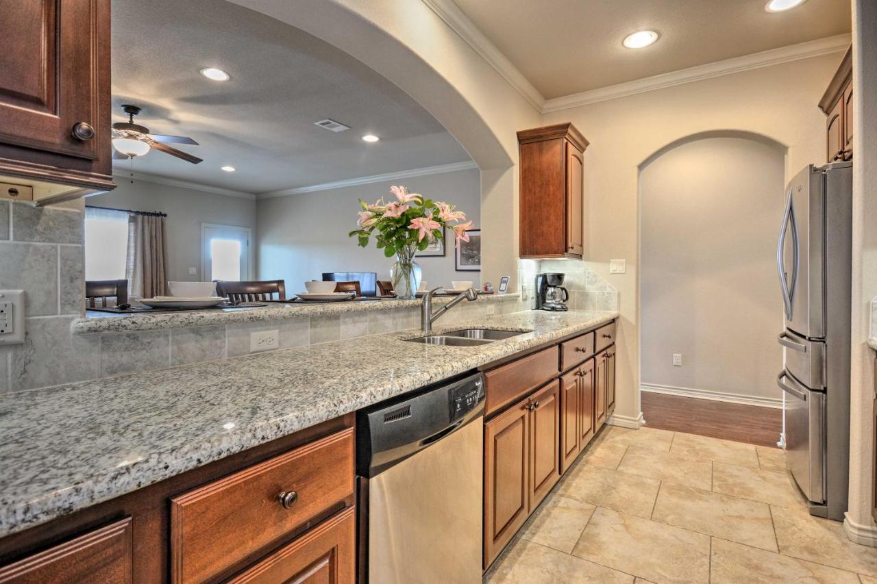 College Station Townhouse With Private Patio Villa ภายนอก รูปภาพ