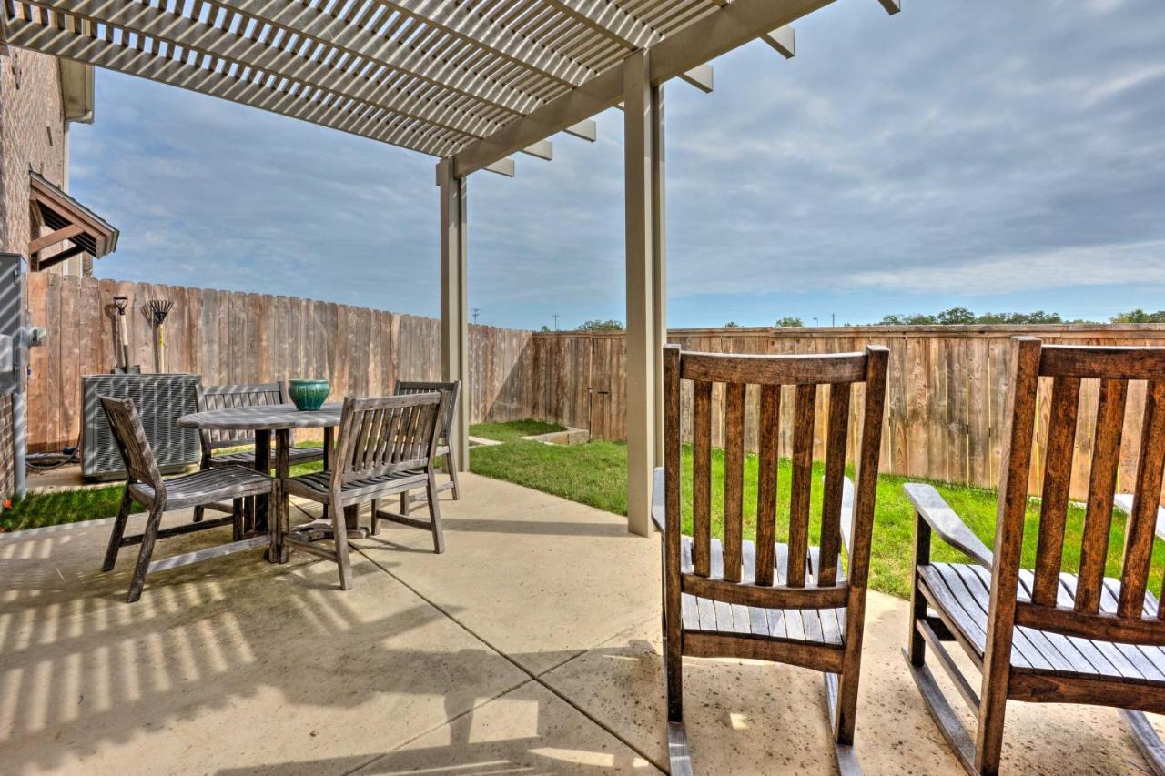College Station Townhouse With Private Patio Villa ภายนอก รูปภาพ