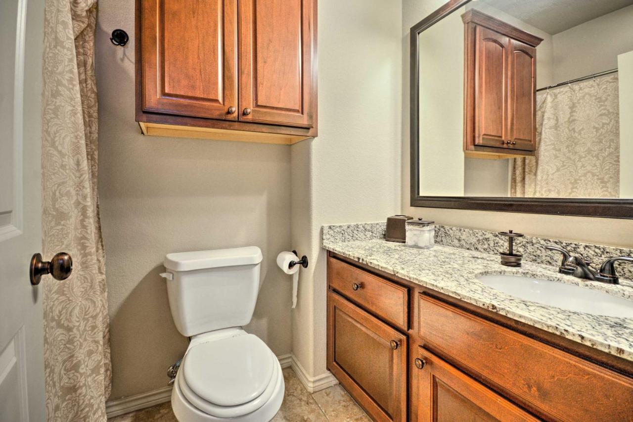 College Station Townhouse With Private Patio Villa ภายนอก รูปภาพ
