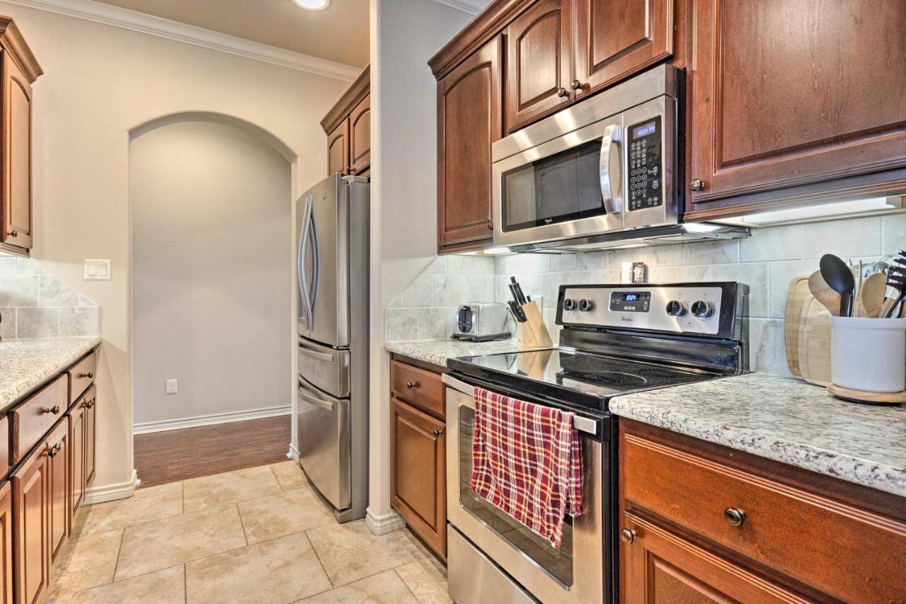 College Station Townhouse With Private Patio Villa ภายนอก รูปภาพ