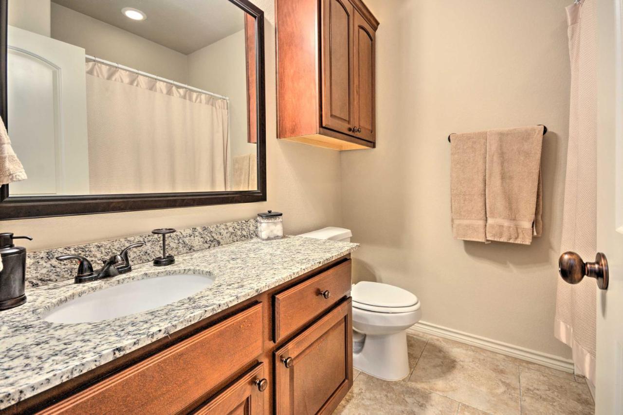 College Station Townhouse With Private Patio Villa ภายนอก รูปภาพ
