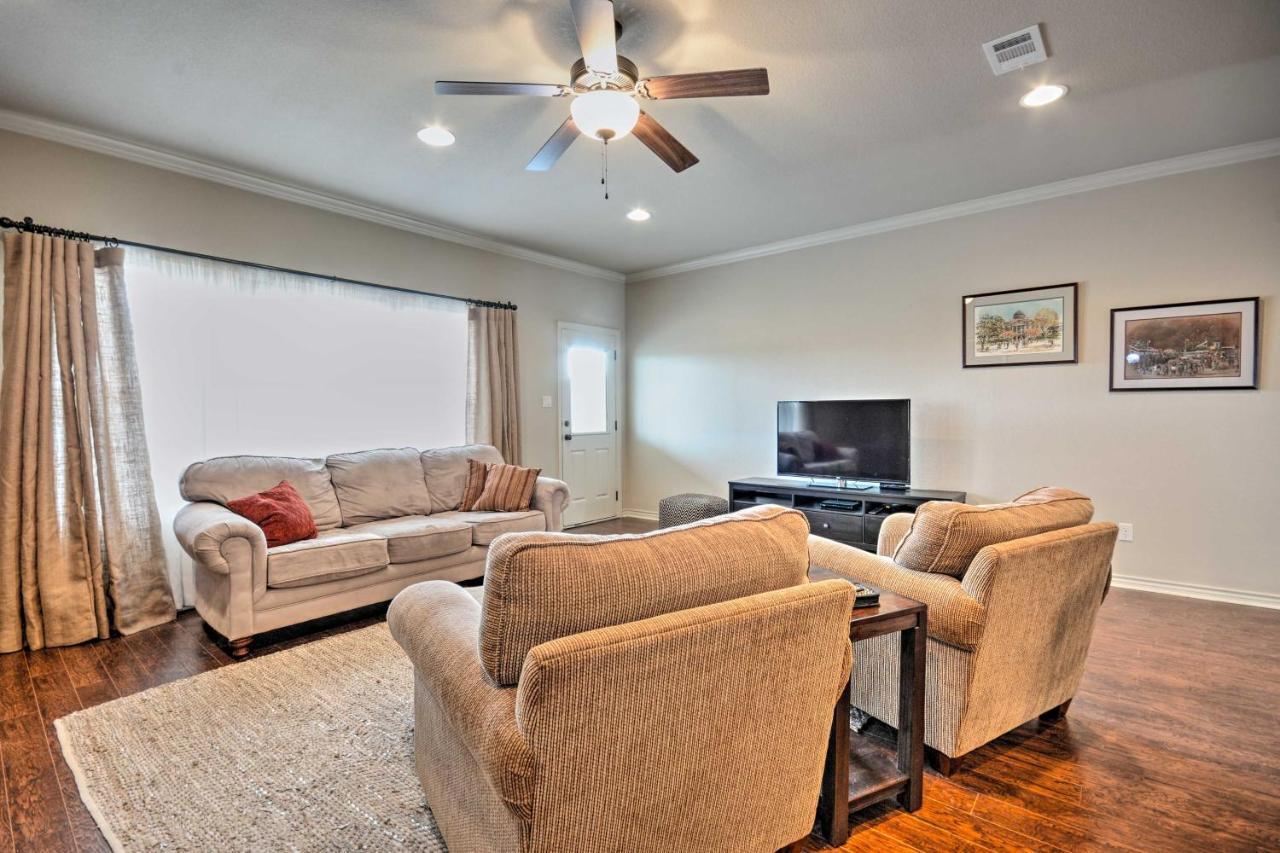 College Station Townhouse With Private Patio Villa ภายนอก รูปภาพ