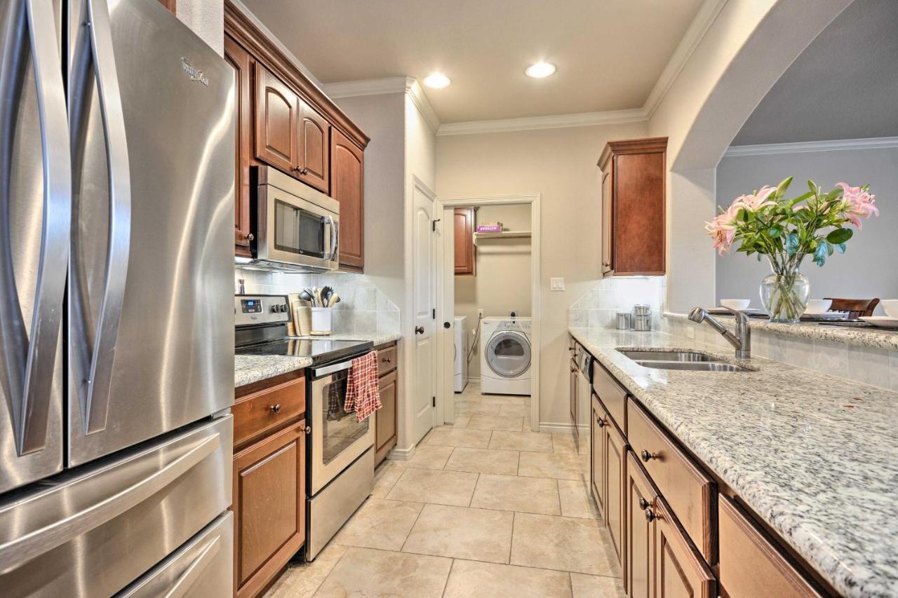 College Station Townhouse With Private Patio Villa ภายนอก รูปภาพ